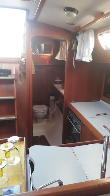 Boat-Apartamento Flotante Cadiz.. La Juanita Arroyo ภายนอก รูปภาพ