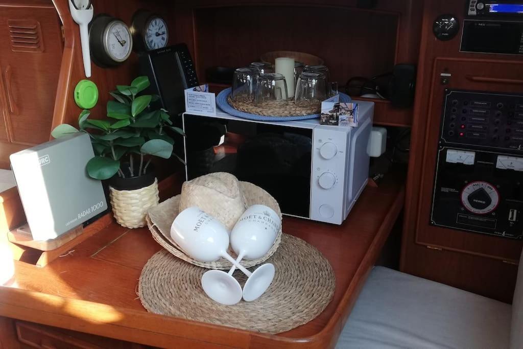Boat-Apartamento Flotante Cadiz.. La Juanita Arroyo ภายนอก รูปภาพ